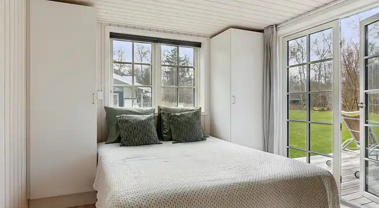 Moderne sommerhus med stor have tæt på strand