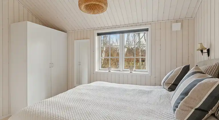 Moderne sommerhus med stor have tæt på strand
