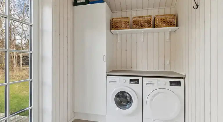 Moderne sommerhus med stor have tæt på strand