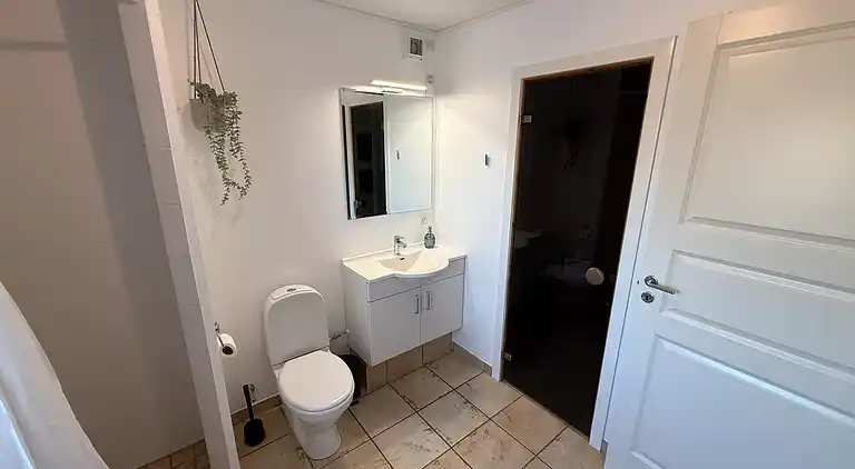 Hyggelig, central og moderne sommerhus nær havet