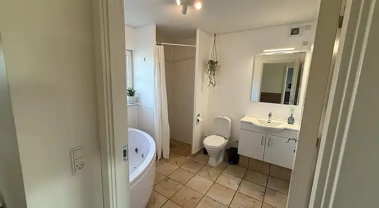 Hyggelig, central og moderne sommerhus nær havet