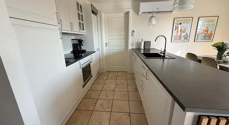 Hyggelig, central og moderne sommerhus nær havet