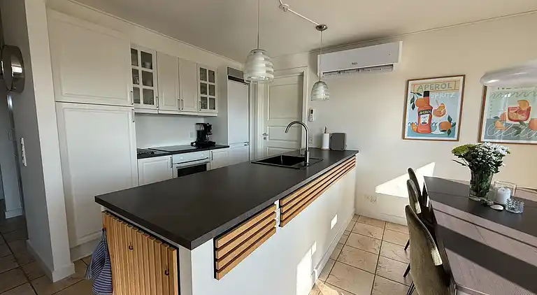 Hyggelig, central og moderne sommerhus nær havet