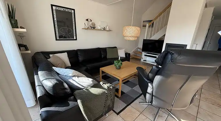 Hyggelig, central og moderne sommerhus nær havet