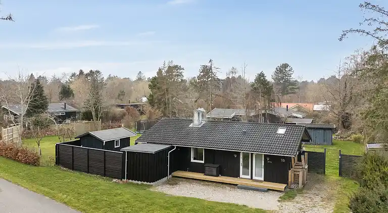 Sommerhus, rolige omgivelser, stort terrassemiljø