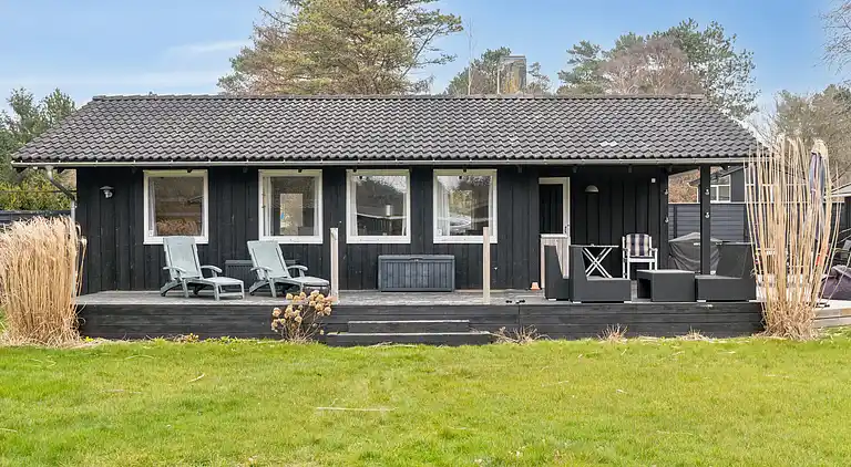 Sommerhus, rolige omgivelser, stort terrassemiljø