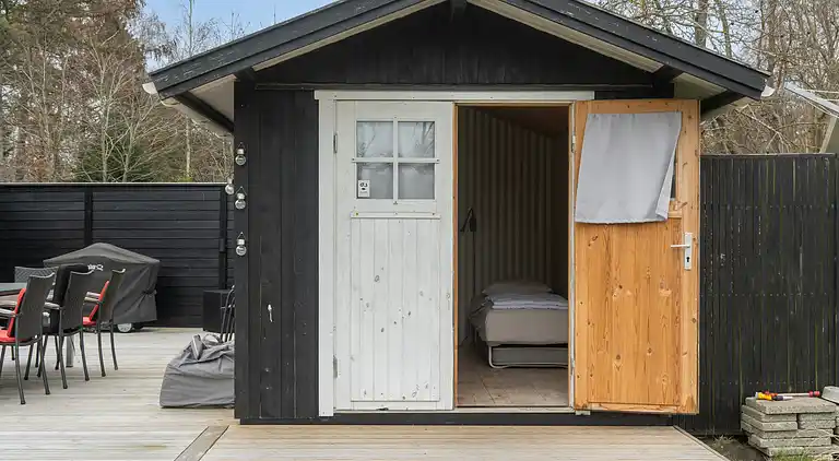 Sommerhus, rolige omgivelser, stort terrassemiljø