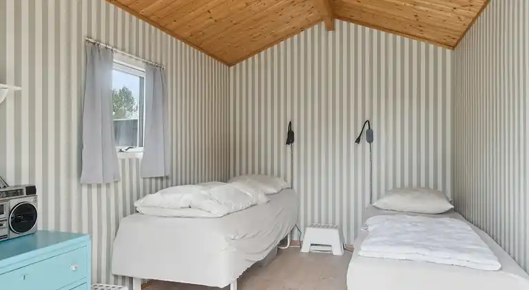 Sommerhus, rolige omgivelser, stort terrassemiljø