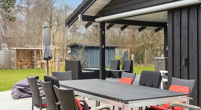 Sommerhus, rolige omgivelser, stort terrassemiljø