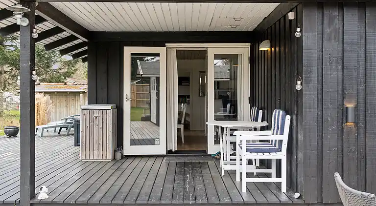 Sommerhus, rolige omgivelser, stort terrassemiljø