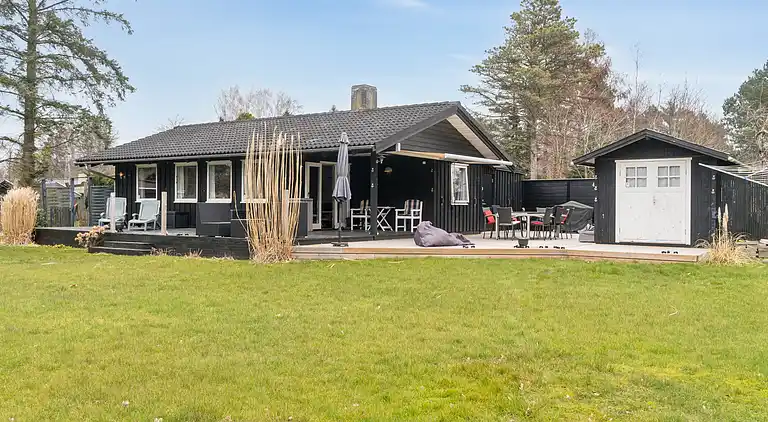Sommerhus, rolige omgivelser, stort terrassemiljø