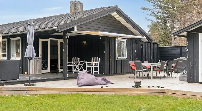Sommerhus, rolige omgivelser, stort terrassemiljø