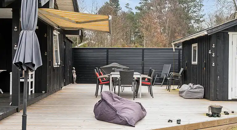 Sommerhus, rolige omgivelser, stort terrassemiljø