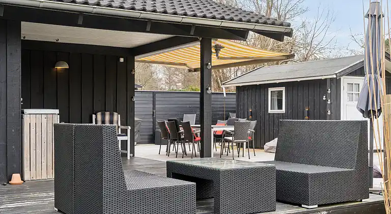 Sommerhus, rolige omgivelser, stort terrassemiljø