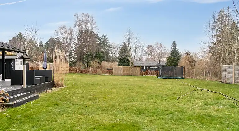Sommerhus, rolige omgivelser, stort terrassemiljø
