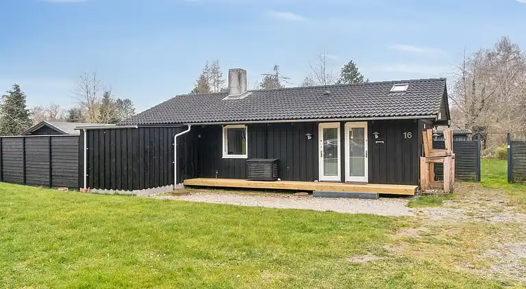 Sommerhus, rolige omgivelser, stort terrassemiljø