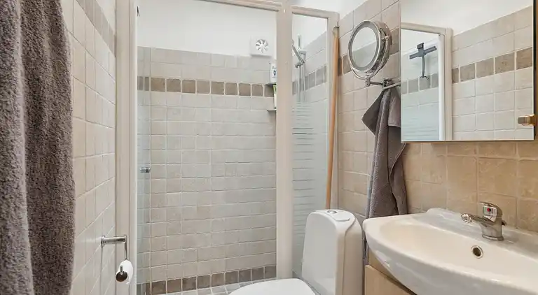 Sommerhus, rolige omgivelser, stort terrassemiljø