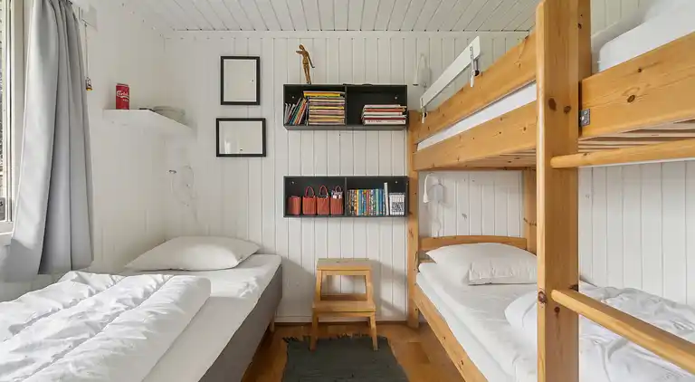 Sommerhus, rolige omgivelser, stort terrassemiljø