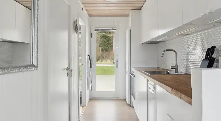 Sommerhus, rolige omgivelser, stort terrassemiljø