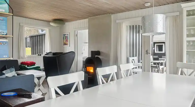 Sommerhus, rolige omgivelser, stort terrassemiljø