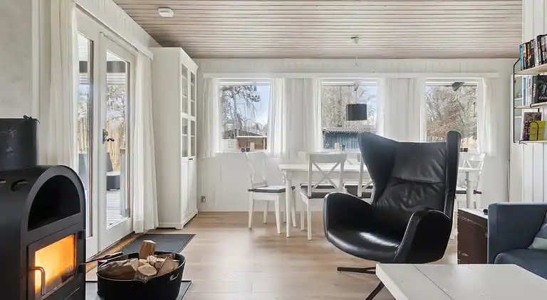 Sommerhus, rolige omgivelser, stort terrassemiljø