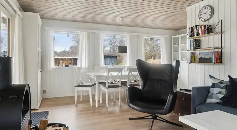 Sommerhus, rolige omgivelser, stort terrassemiljø