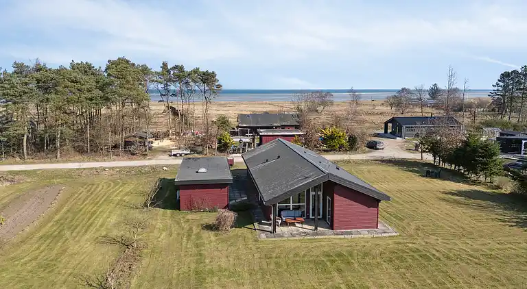 Schönes, helles Haus nahe dem Strand in der Natur