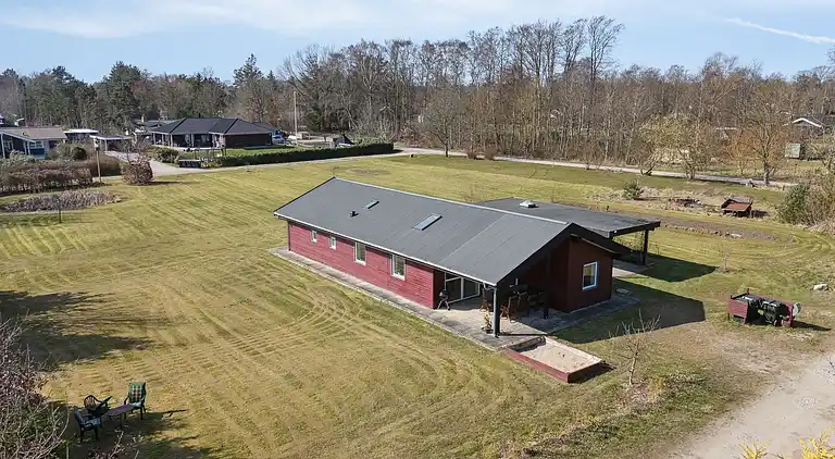 Schönes, helles Haus nahe dem Strand in der Natur