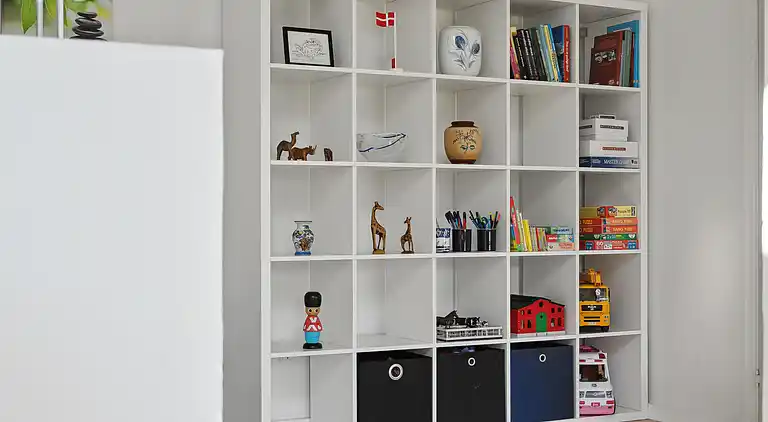 Schönes, helles Haus nahe dem Strand in der Natur