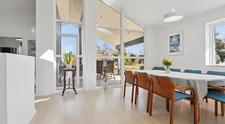 Schönes, helles Haus nahe dem Strand in der Natur