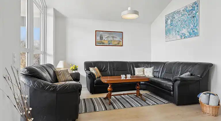 Schönes, helles Haus nahe dem Strand in der Natur