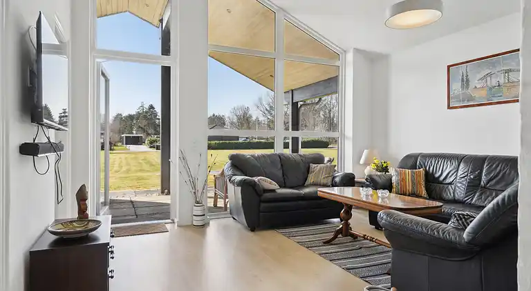 Schönes, helles Haus nahe dem Strand in der Natur