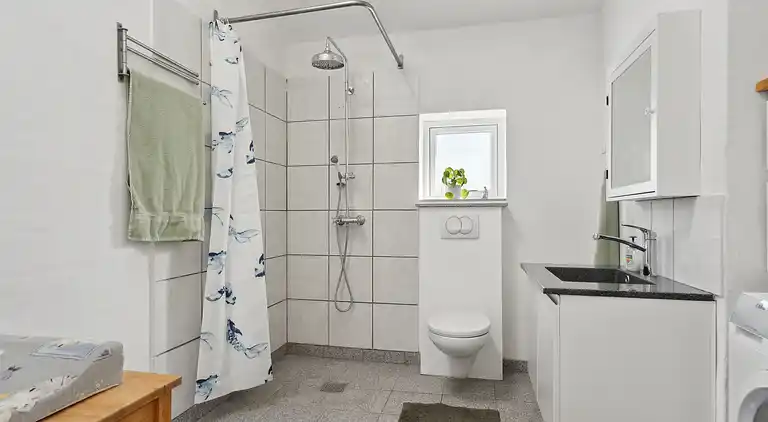 Schönes, helles Haus nahe dem Strand in der Natur