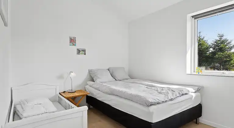 Schönes, helles Haus nahe dem Strand in der Natur