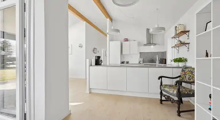 Schönes, helles Haus nahe dem Strand in der Natur