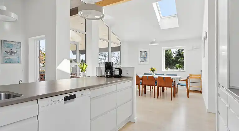 Schönes, helles Haus nahe dem Strand in der Natur