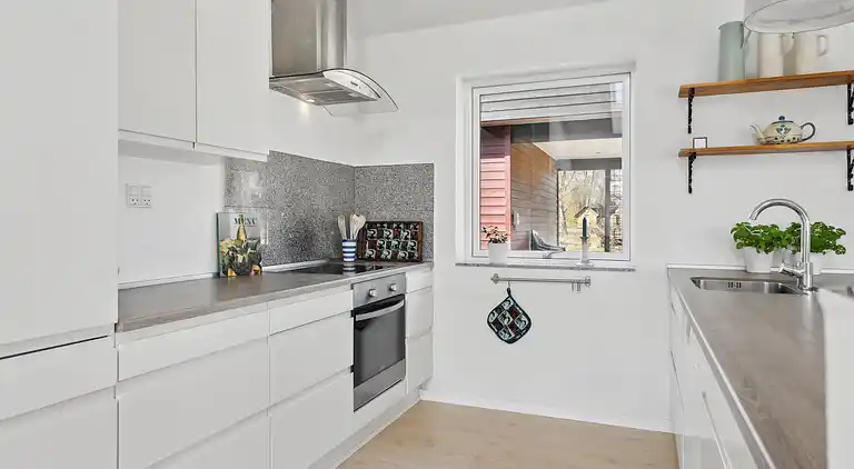 Schönes, helles Haus nahe dem Strand in der Natur