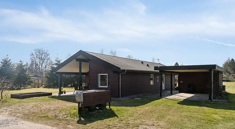 Schönes, helles Haus nahe dem Strand in der Natur