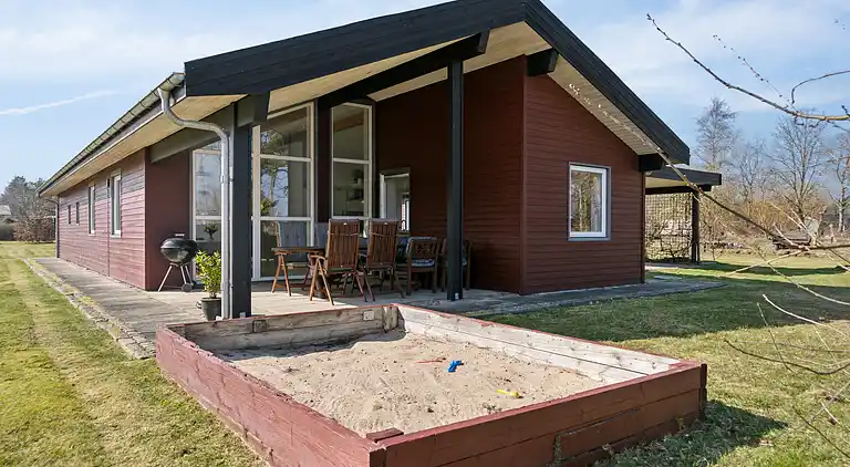 Schönes, helles Haus nahe dem Strand in der Natur