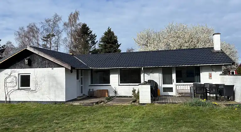 Sommerhus nær vand, skov og Møns Klint