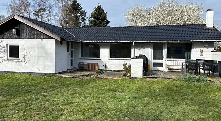Sommerhus nær vand, skov og Møns Klint