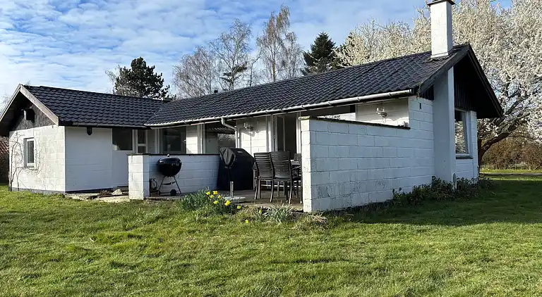 Sommerhus nær vand, skov og Møns Klint