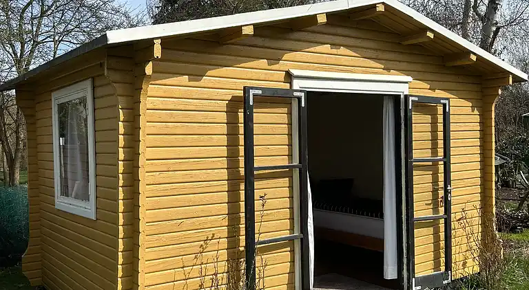 Mysig stuga vid Bjerge Strand