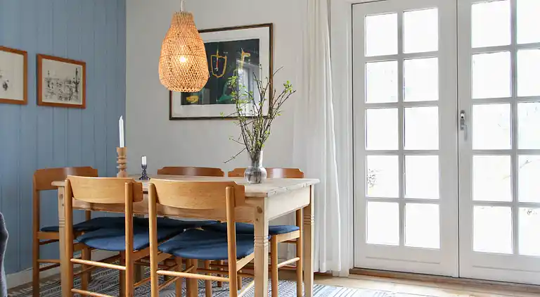 Ødegård i skoven ved større sø