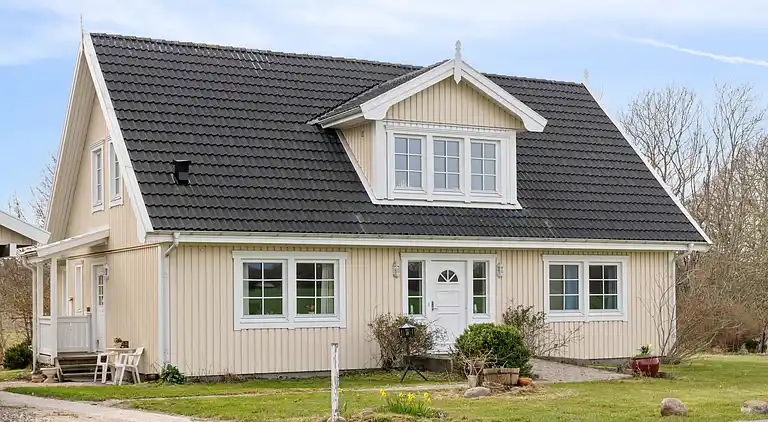 Stor villa i naturskønne omgivelser tæt på strand