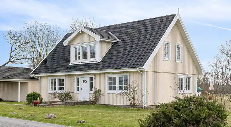 Stor villa i naturskønne omgivelser tæt på strand