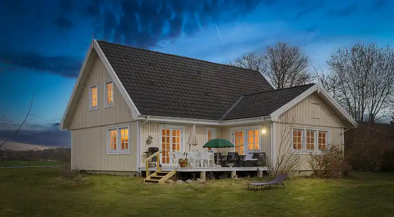 Stor villa i naturskønne omgivelser tæt på strand