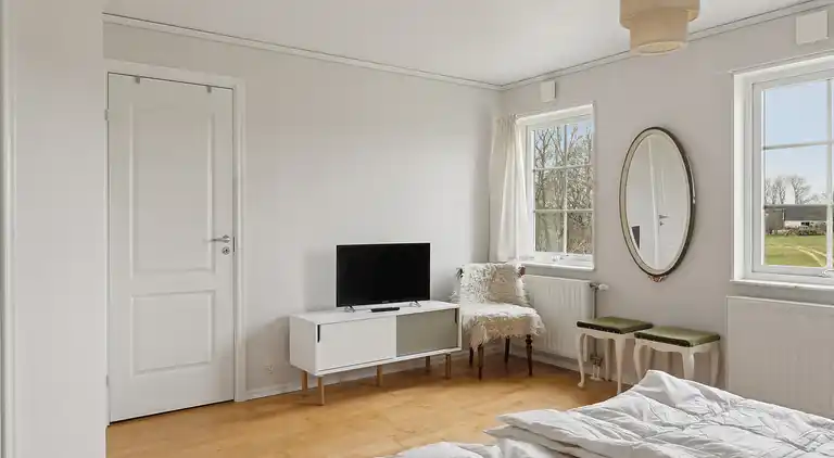 Stor villa i naturskønne omgivelser tæt på strand