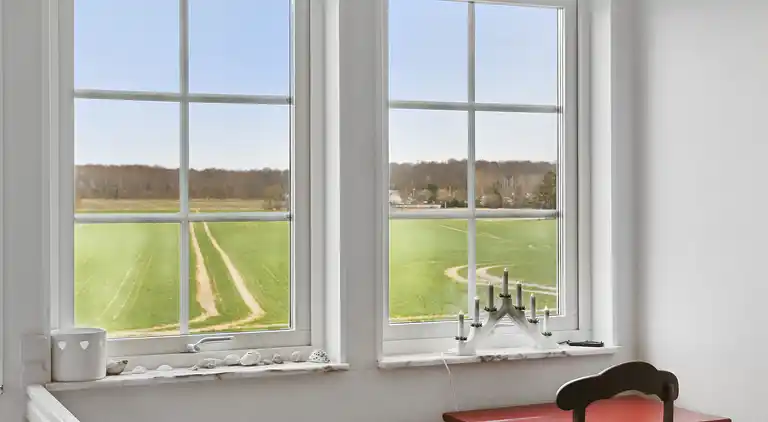 Stor villa i naturskønne omgivelser tæt på strand