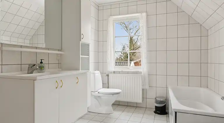 Stor villa i naturskønne omgivelser tæt på strand